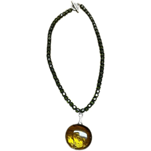 Tiger eye Green and Gold Necklace with Intricate Pendant - Picture 2 of 3